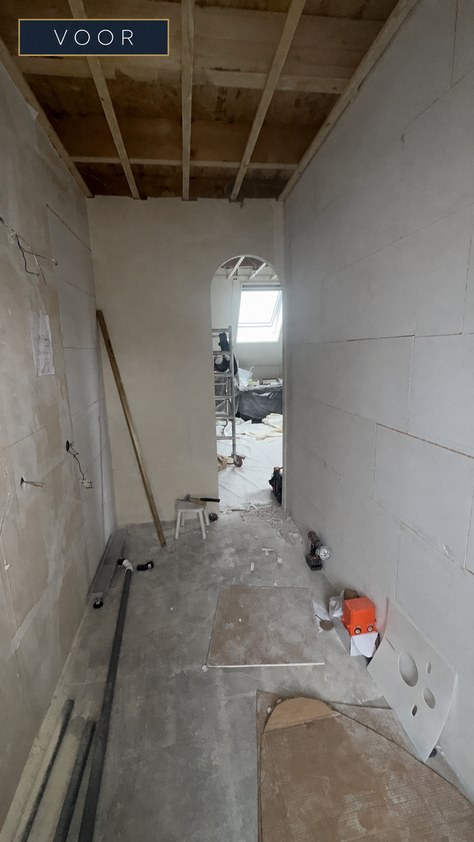Voor de badkamerrenovatie: badkamer in opbouw met nieuwe wanden en boogdoorgang